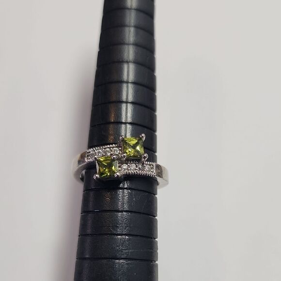 No Brand Jewelry - Elegant Silver Plated and Green Glass Gemstone Ring Size 6.75